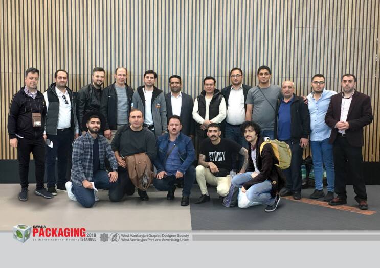 میثم ستاری به همراه چاپخانه داران و طراحان گرافیک استان